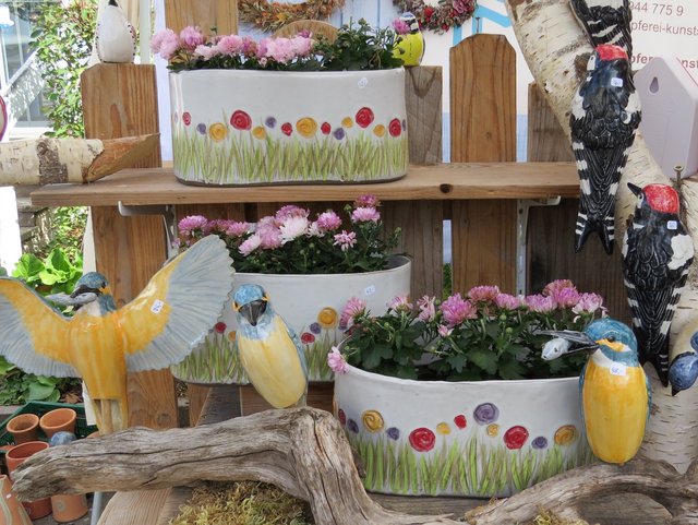 Farbenfrohes Töpfergut auf dem Ilshofener Herbst und Töpfermarkt.