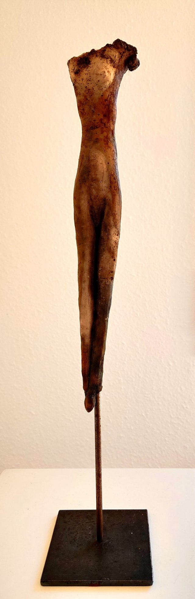 Eine kupferfarbene Figur der Künstlerin Ursula Schneider-Szutta.