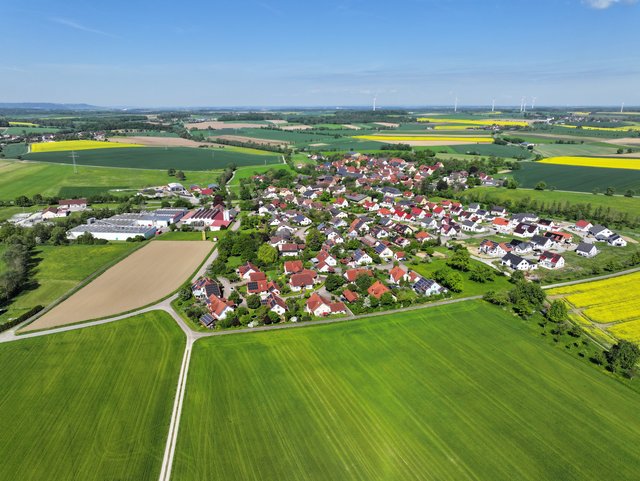 Ein Luftbild des Teilortes Obersteinach.