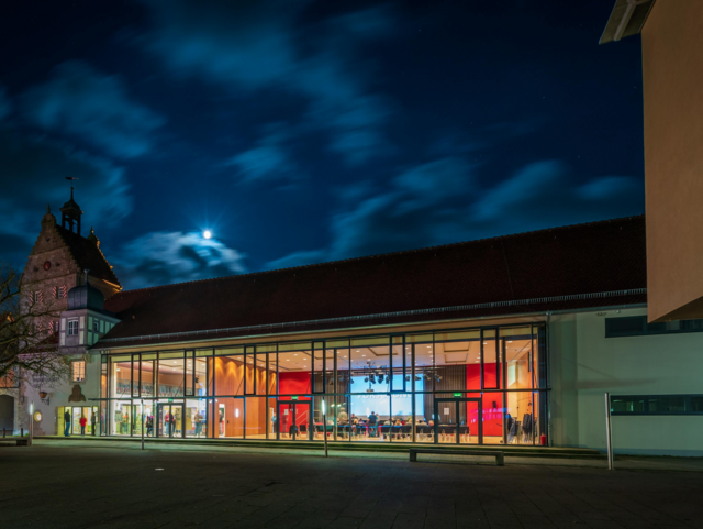 Die nächtlich beleuchtete Roland-Wurmthaler-Halle von außen.