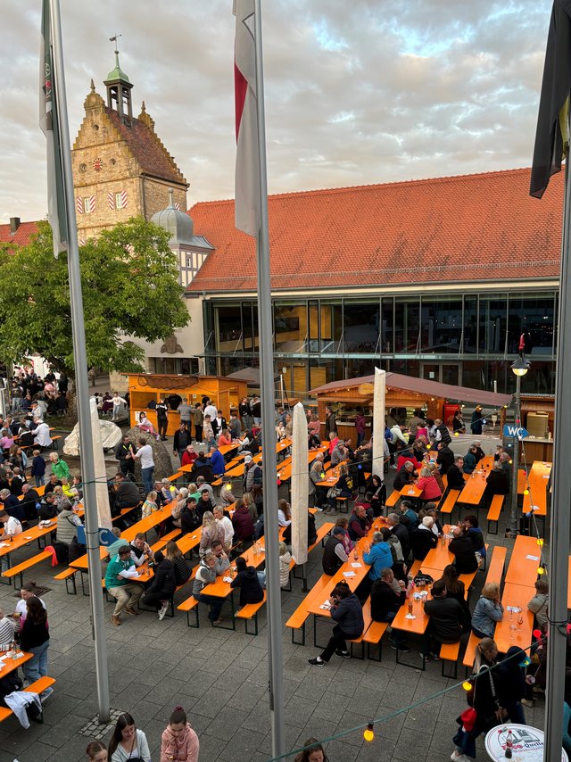 Mit Bierbänken bestuhlter Rathausplatz