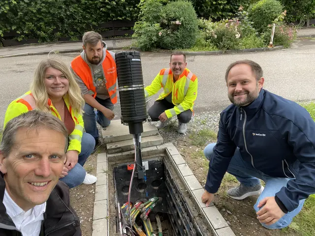 Sichtbare Glasfaserleitungen im Übergabeschacht für das Schulzentrum v.l.n.r. Bürgermeister Martin Blessing, Franziska Bauer(GEODATA), Tim Gebauer(Zweckverband Breitband), Michael Mai(NetCom BW)