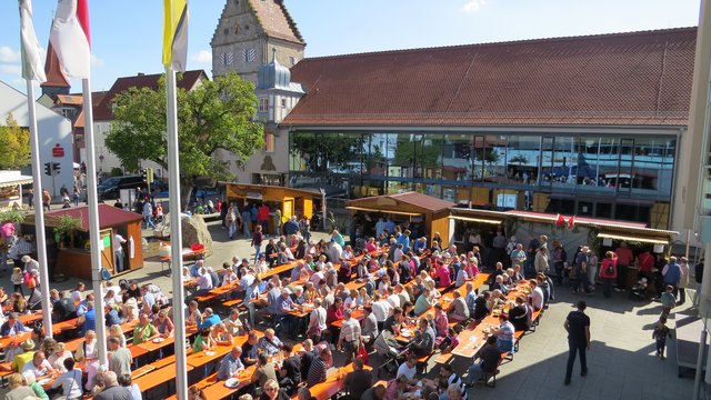 Besucher des Töpfermarktes auf dem Rathausplatz mit den Hütten der Vereine