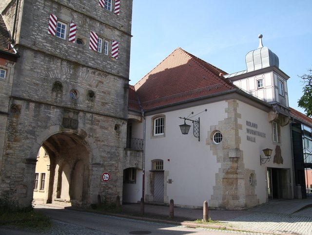 Der Torturm von Ilshofen mit dem Eingang der Roland-Wurmthaler-Halle.