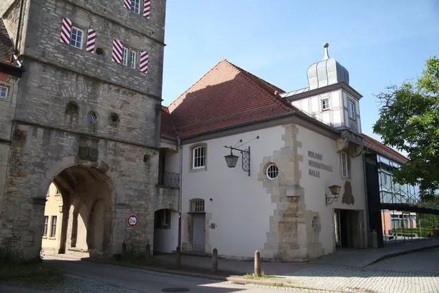 Der Torturm von Ilshofen mit dem Eingang der Roland-Wurmthaler-Halle.