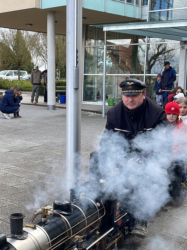 Miniaturdampfbahn auf dem Rathausplatz Ilshofen beim Ostermarkt Ilshofen.