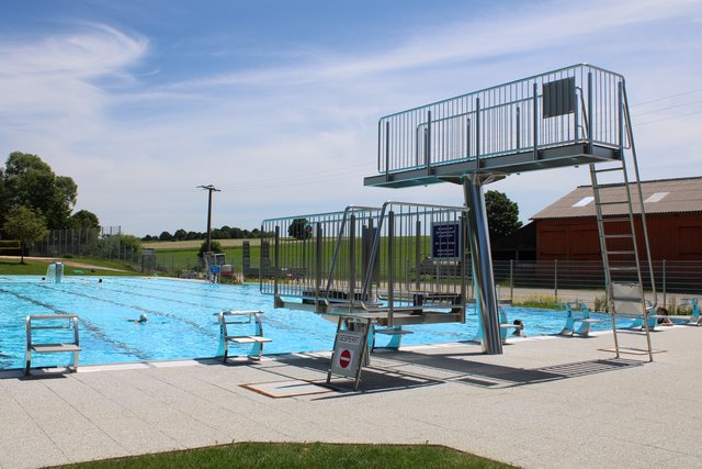 Der Sprungturm des 50 Meter-Beckens des Freibades Unteraspach