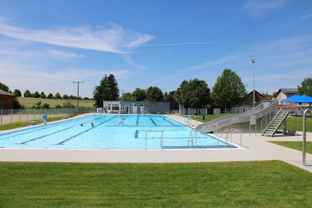 Das 50 Meter Schwimmbecken des Freibades Unteraspach.