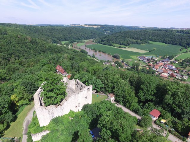 Die Burgruine Leofels von oben, im Hintergrund das Jagsttal.