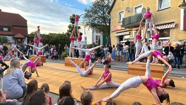 Turnerinnen der Show-Turngruppe auf der Haller Straße bei der Aufführung.